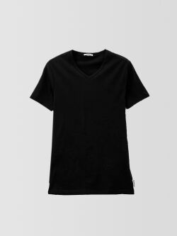 �������� "Essential - T-shirt V-Neck Black" 